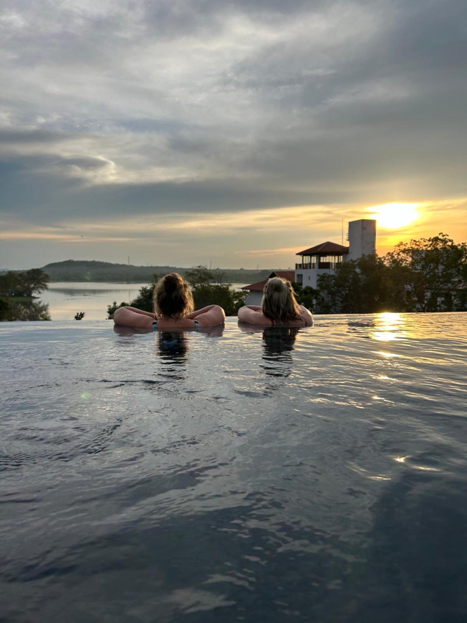 Sundown Lake Hotel & Spa Habarana Extérieur photo