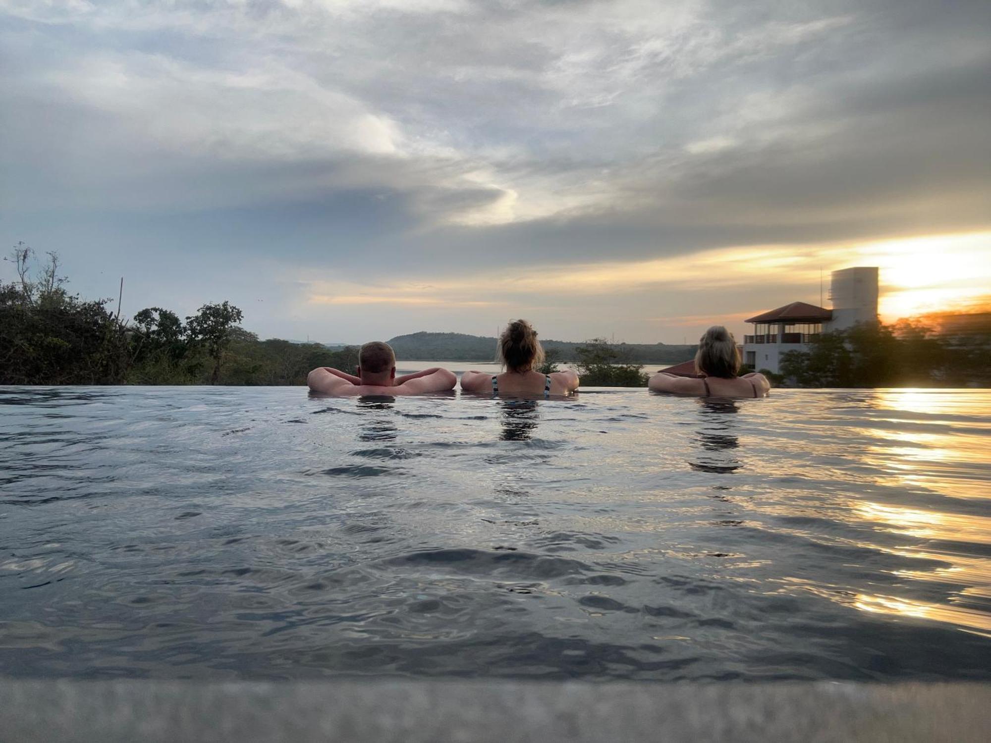 Sundown Lake Hotel & Spa Habarana Extérieur photo