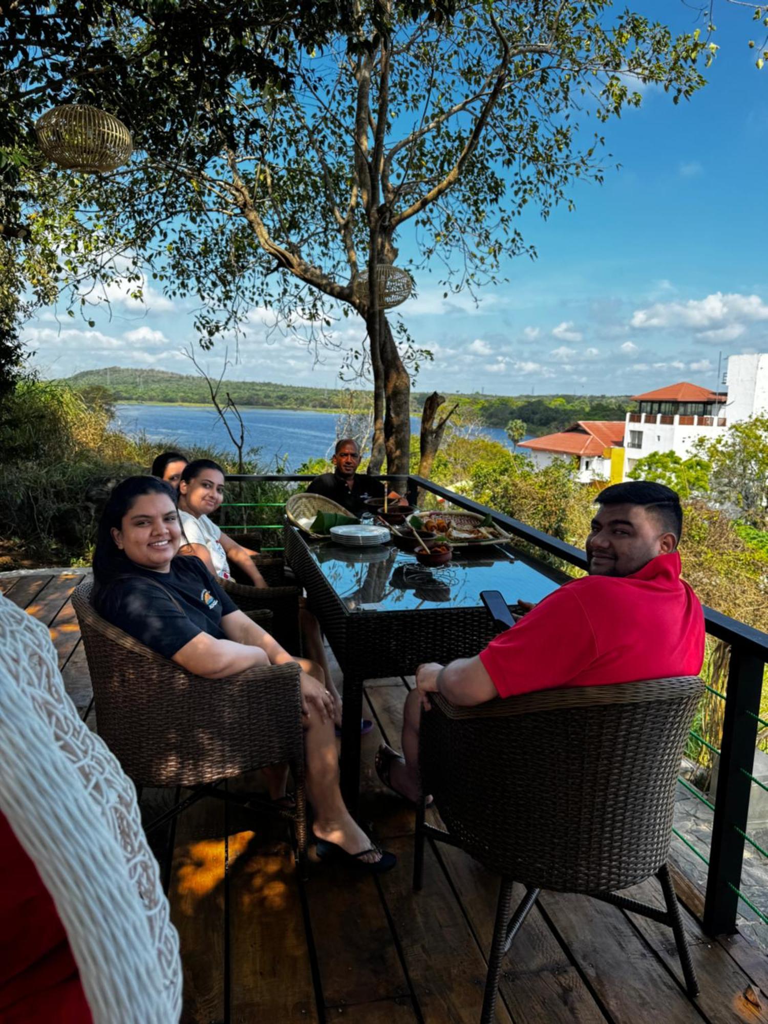 Sundown Lake Hotel & Spa Habarana Extérieur photo
