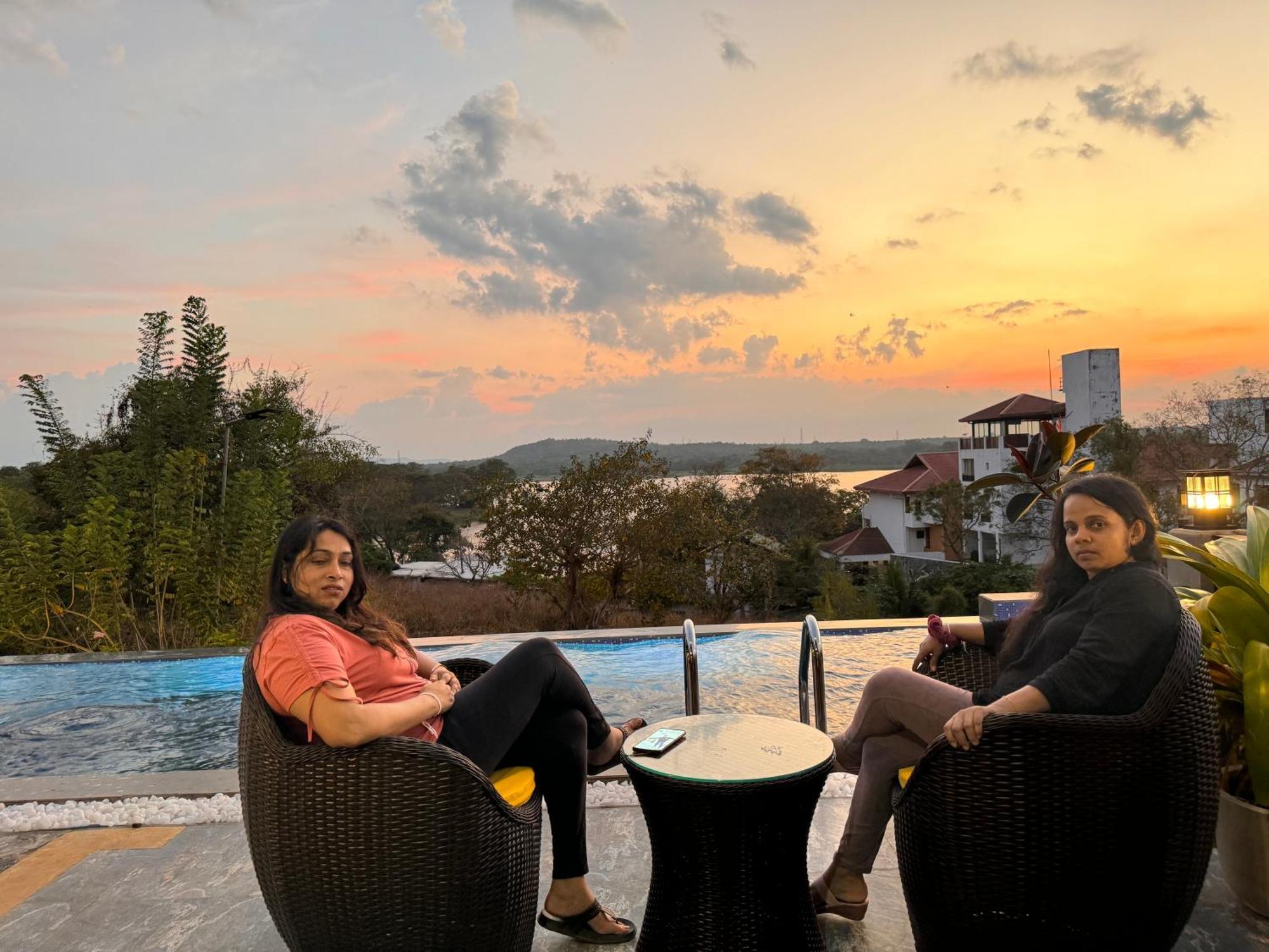 Sundown Lake Hotel & Spa Habarana Extérieur photo